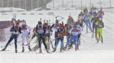 Biatlonisté v olympijském závodu na 15 kilometr s hromadným startem. (18....