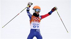 Thajská reprezentantka a svtoznámá houslistka  Vanessa Mae v cíli olympijského...