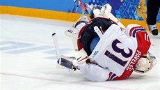 �eský gólman Ond�ej Pavelec p�i akrobatickém zákroku v utkání proti Slovensku....