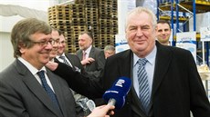 Prezident Milo Zeman se pi píjezdu do Madety zdraví s pedsedou...