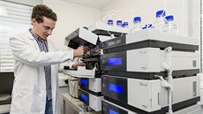 Vojtch Tambor pi výzkumu v laboratoi Fakultní nemocnice v Hradci Králové,...