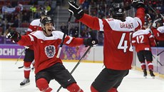 Rakouský úto�ník Michael Grabner slaví gól se spoluhrá�em, Danielem Welserem.