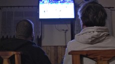 Hokejoví fanouci sledují penos v píhraniní obci Sidonie.
