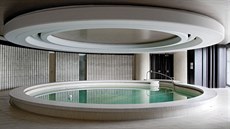 Uvnitř hotelu Praha měli komunističtí pohlaváři k dispozici také bazén. Jeho...