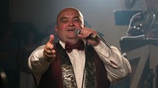 Scéná� byl nekompromisní, muzikant se musel p�ed natá�ením hudební scény...