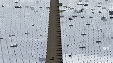 Nejv�t�í solárn�-termální elektrárna na sv�t� s názvem Ivanpah Solar Electric...