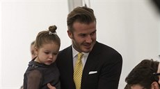 David Beckham se bhem pehlídky postaral o dceru Harper.