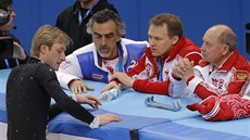 NEDÁM TO. Ruský krasobruslař Jevgenij Pljuščenko oznamuje členům svého týmu, že...