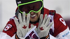 Kanadský akrobatický lyžař Alex Bilodeau se raduje po povedené jízdě v boulích....