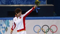 OSLAVA VÍTĚZSTVÍ. Čínská rychlobruslařka Li Ťien-žou slaví vítězství ze závodu...