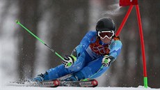 Slovinská lyžařka Tina Mazeová se snaží co nejrychleji dostat do cíle v obřím...