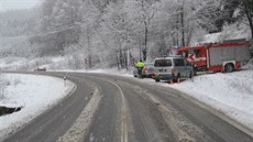Passat dostal na silnici mezi obcemi Zádveice-Raková a Horní Lhoty na Zlínsku smyk a narazil do stromu. Zpod cesty jej vytáhli hasii.