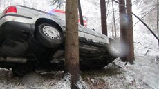 Passat dostal na silnici mezi obcemi Zádveice-Raková a Horní Lhoty na Zlínsku smyk a narazil do stromu. Zpod cesty jej vytáhli hasii.