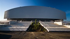 Zvení je stavba obloena edostíbrnými deskami.