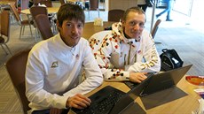etí biatlonisté Jaroslav Soukup (vlevo) a Ondej Moravec pi on-line...