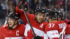 Sidney Crosby, Shea Weber a Patrice Bergeron (zleva) slaví kanadský gól proti...