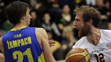 Ústecký basketbalista Adam ampach (vlevo) ním nepotil dínského Roberta...