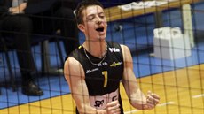 Brn�nský volejbalista Radim Hru�ka se raduje z úsp�né akce.