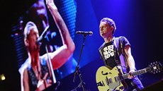 Depeche Mode nadchli 10.2. 2014 publikum ve vyprodané O2 aréně.