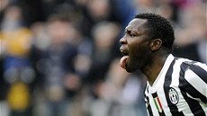 Kwadwo Aasamoah z Juventusu slaví sv�j gól proti Chievu Verona.