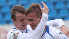 Ostravský fotbalista Jan Baránek (vpravo) se raduje z gólu proti Zlínu,