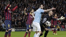 SAMÝ ÚDIV. Fotbalisté Manchesteru City i Barcelony se obracejí na rozhodího.