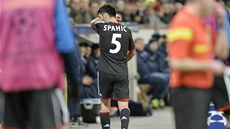 DOHRÁL. Emir Spahic z Leverkusenu dostal v duelu s Paris St. Germain ervenou