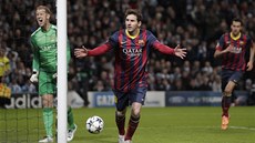 VZTEK A RADOST. Barcelonský Lionel Messi právě z penalty překonal Joea Harta,