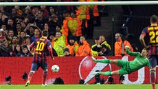 DOPROSTŘED BRÁNY. Barcelonský Lionel Messi překonává z penalty Joea Harta,