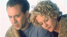 Nicolas Cage a Meg Ryanová ve filmu Msto andl (1998)