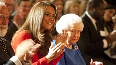 Vévodkyn z Cambridge Kate a britská královna Albta II. (17. února 2014)