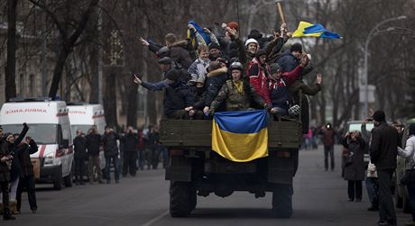 Radost protivládních demonstrant v ulicích Kyjeva (22. února 2014)