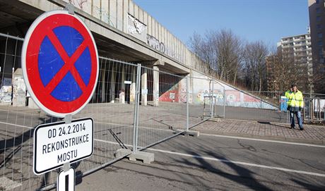 Velké parkovit u fotbalového stadionu vyuívají lidé, kteí bydlí v...