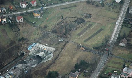 Letecký pohled na propadlou stavbu elezniního tunelu na Jablunkovsku.