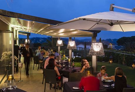 Babiova restaurace Paloma s výhledem na Cannes.