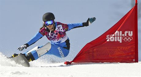 Rakouská snowboardistka Julia Dujmovitsová pi osmifinálové jízd v paralelním...