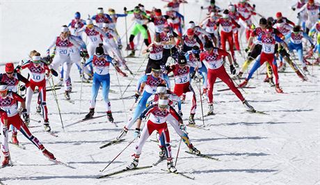 Olympijsk zvod bky na lych na 30 kilometr volnou technikou. V prav...