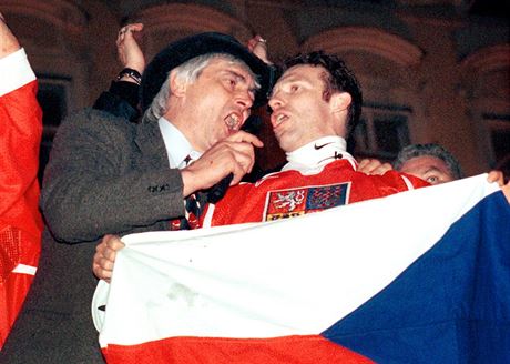 Ivan Hlinka s Dominikem Hakem po Naganu, nejslavnjím hokejovém triumfu.