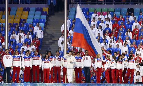 Zdvihání ruské vlajky bhem slavnostního závreného ceremoniálu zimních...