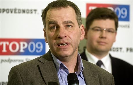 Lídr kandidátky TOP 09 pro eurovolby Ludk Niedermayer. V pozadí dvojka kandidátky, exministr Jií Pospíil.