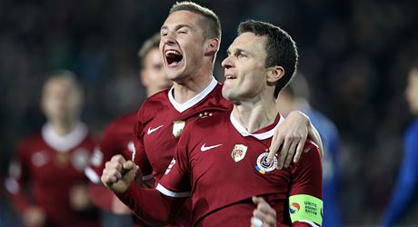 Sparané Pavel Kadeábek (vlevo) a David Lafata slaví gól.