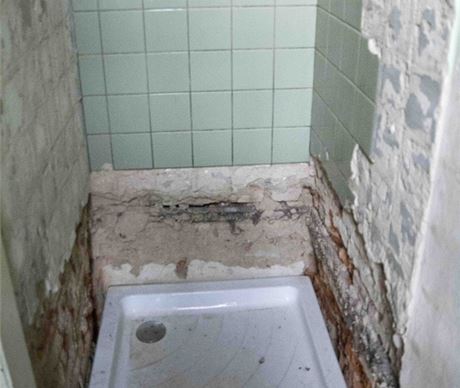 Sprchov kout byl v mal koupeln, do n se vstupuje z pokoje o ploe 13 metr...