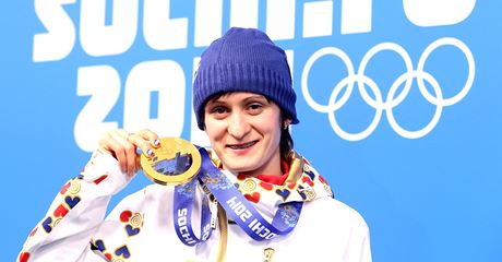 DALÍ OLYMPIJSKÉ ZLATO. Rychlobruslaka Martina Sáblíková pózuje s medailí za