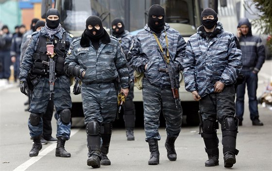 Písluníci speciálních jednotek Berkutv Kyjev (22. února 2014).
