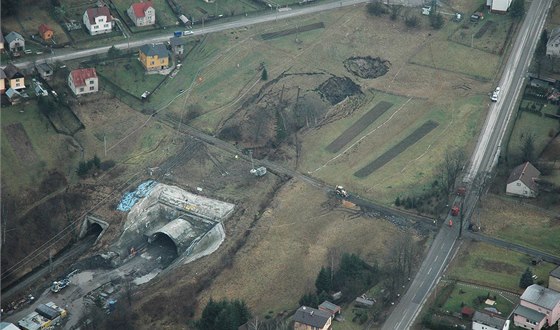 Letecký pohled na propadlou stavbu elezniního tunelu na Jablunkovsku.