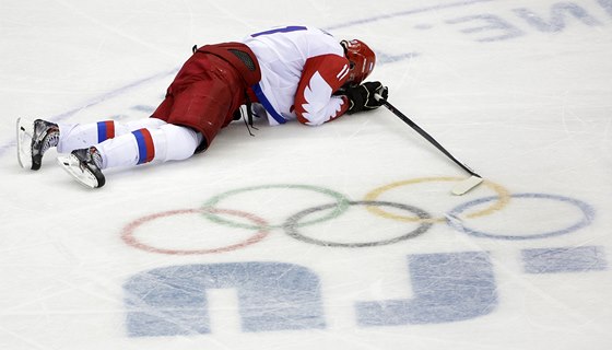 DRÁSAVÝ SMUTEK. Ruský hokejista Jevgenij Malkin se tko sbírá ze tvrtfinálové