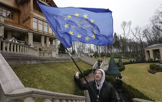 Vlajka Evropské unie v sídle uprchlého exprezidenta Viktora Janukovyče hlásí, že na Ukrajině teď bude všechno jinak...