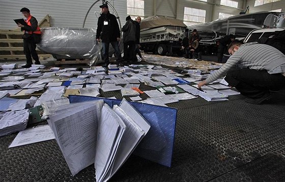Novinái a dobrovolníci suí a archivují dokumenty, které nali u Janukovyova...