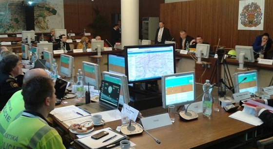 Krizový štáb se sešel v místnosti, kde běžně zasedá Rada hlavního města Prahy