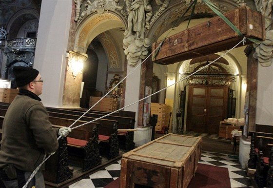V brnnském kostele Nanebevzetí Panny Marie finiují emeslníci s instalací...